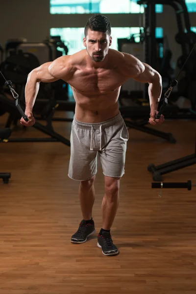 Bröst träning kabel Crossover i Gym — Stockfoto