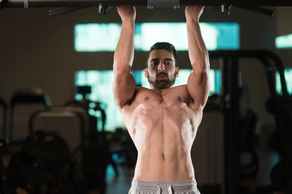 Allenamento in palestra per la schiena — Foto Stock