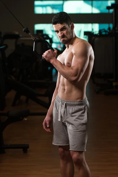 Unavený mladý muž snaží cvičit Biceps — Stock fotografie
