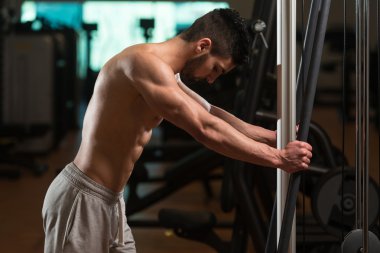 Dinlenme salonunda yakışıklı bir adam portresi