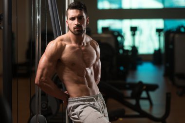 Spor salonu ağırlıkları ile eğitimden sonra yorgun eğitmen