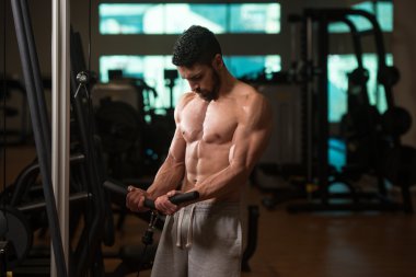 Vücut geliştirmeci pazı makinede egzersiz