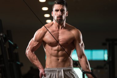 genç adam triceps spor salonunda egzersiz