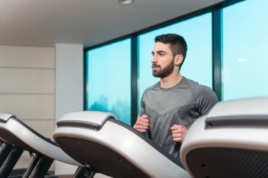 Koşu bandı üzerinde çalışan fitness adam