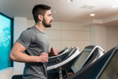 Koşu bandı üzerinde çalışan fitness adam
