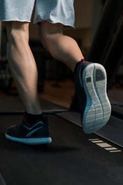 Bir koşu bandı yakın çekim egzersiz