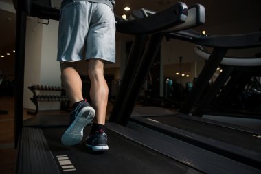 Bir koşu bandı yakın çekim egzersiz