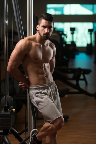 Porträtt av en stilig man vilar på gym — Stockfoto