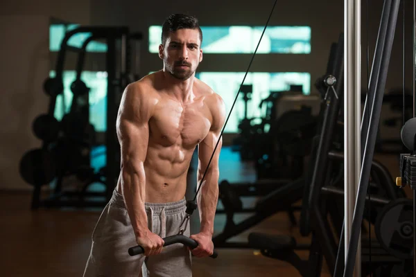 Triceps utövandet av en ung Bodybuilder — Stockfoto
