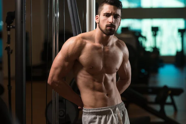 Entraîneur fatigué après l'entraînement avec des poids de gymnase — Photo