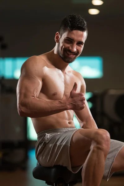 Junger Mann im Fitnessstudio gibt Daumen hoch — Stockfoto