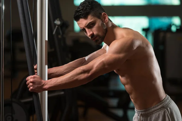 Hombre descansa en el gimnasio después de hacer un entrenamiento —  Fotos de Stock