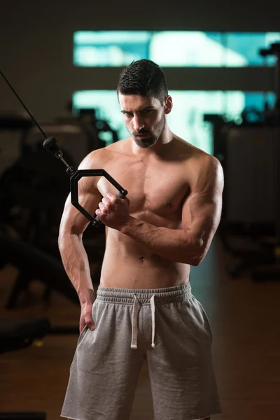 Uitoefening van de triceps van een jonge Bodybuilder — Stockfoto