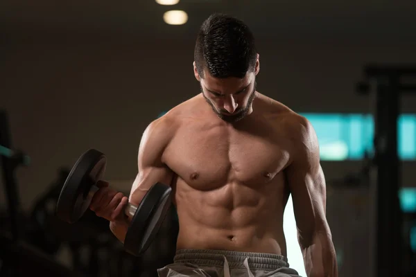 Mannen i gymmet träna Biceps med hantel — Stockfoto