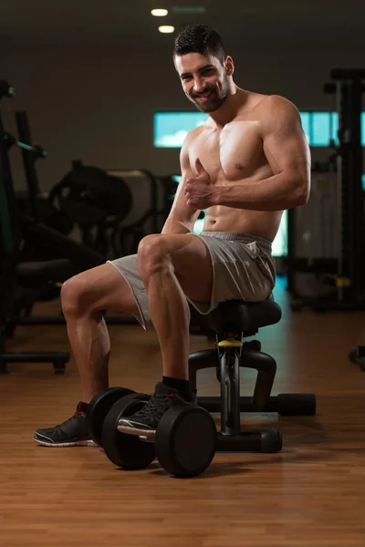 Young Man In Gym Giving A Thumbs Up — Stock Photo, Image