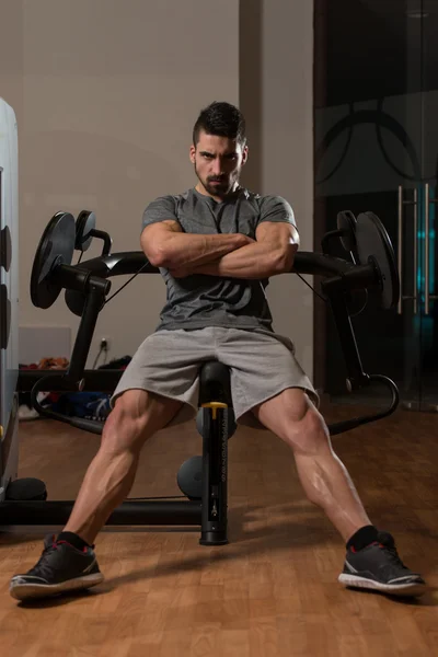 Culturista mostrando sus músculos y posando en el gimnasio — Foto de Stock