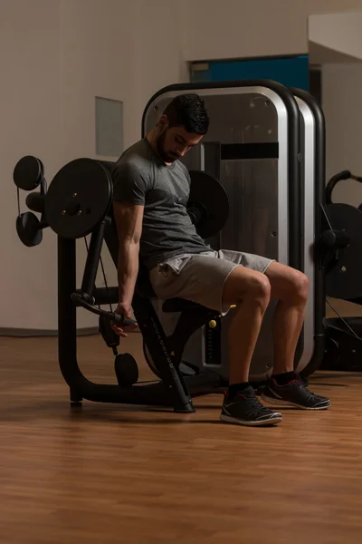 Biceps exercice d'un jeune bodybuilder — Photo