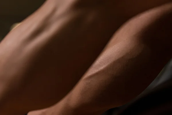 Homem fazendo um exercício de bezerros — Fotografia de Stock