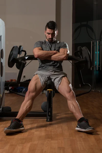 Atletik erkek kasları spor salonunda gösterilen — Stok fotoğraf