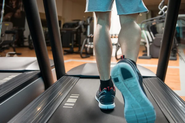 Pies de hombre de cerca en la cinta de correr — Foto de Stock