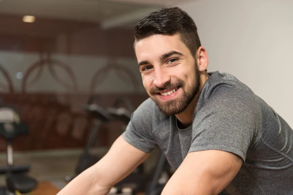 Jeune homme vélo sur vélo bodybuilding formateur — Photo