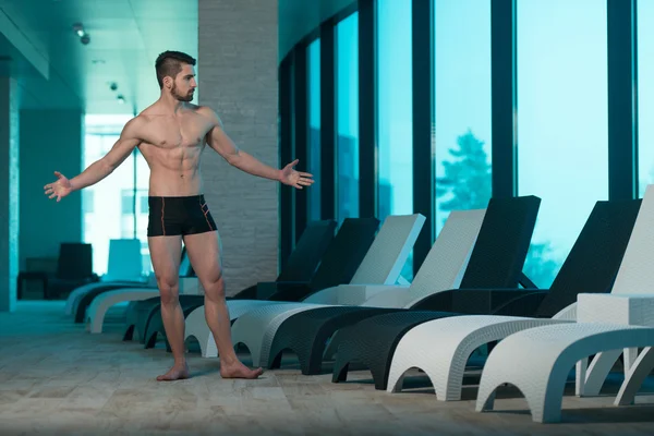 Porträt eines muskulösen, sexy Mannes in Unterwäsche — Stockfoto