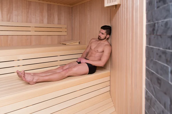 Attrayant homme au repos relaxé dans le sauna — Photo