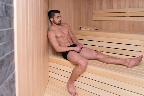 Attraktiver Mann entspannt in der Sauna — Stockfoto