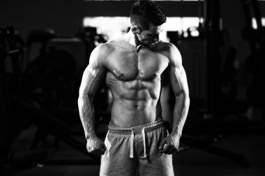 genç vücut geliştirmeci kasların esneme