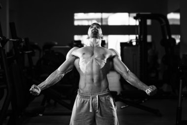 genç vücut geliştirmeci kasların esneme