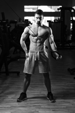 genç adam triceps spor salonunda egzersiz