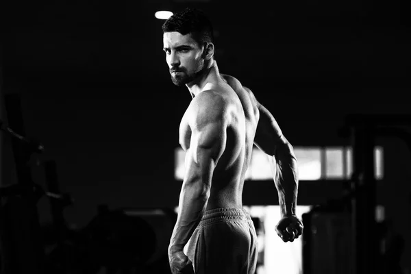 Muscular Man Flexing Muscles In Gym — Stock Photo, Image