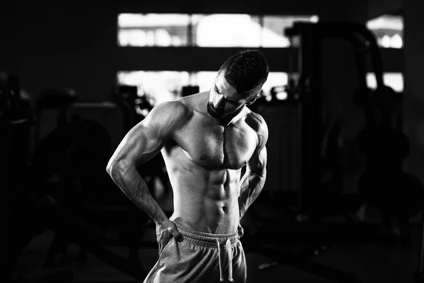 Retrato de um jovem musculoso fisicamente apto — Fotografia de Stock