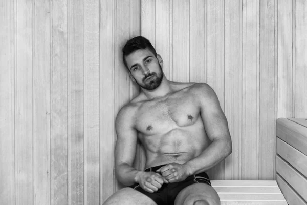 Портрет мускулистого человека, расслабляющегося в Сауне — стоковое фото