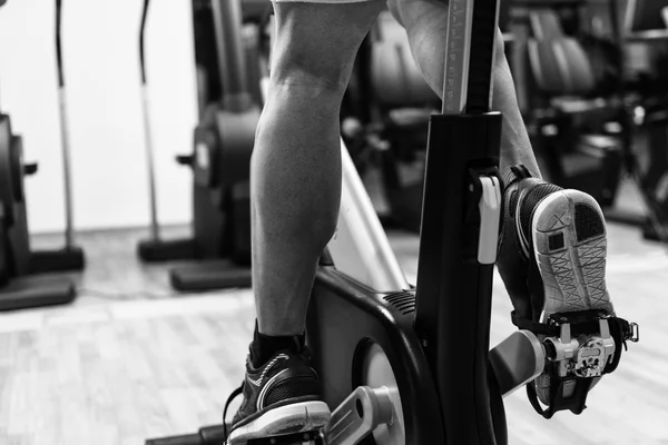 Uomo in bicicletta da vicino — Foto Stock