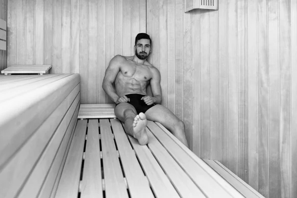 Atraktivní muž klidové uvolněné v sauně — Stock fotografie