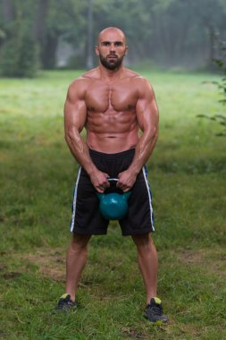 Bir su ısıtıcısı-Bell salıncak yapmak çekici erkek atlet