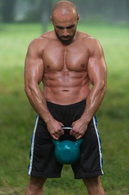 Fitness Kettlebell Swing egzersiz adam açık havada egzersiz