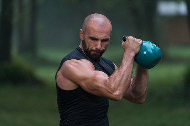 Kettlebell açık havada ile çalışma dışarı