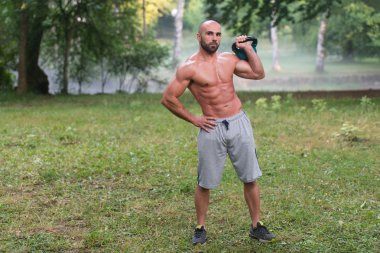 Fitness Kettlebell Swing egzersiz adam açık havada egzersiz