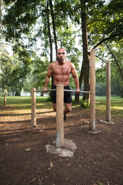 adam üzerinde paralel Bar açık havada egzersiz