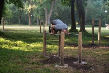 Park açık paralel Bar sandalyesine el