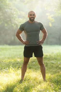 Atlet açık havada çıplak gövde ile gülümseyen