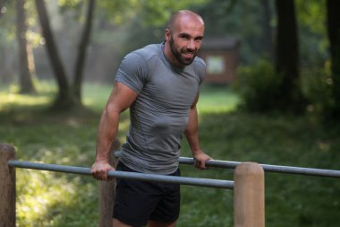 adam üzerinde paralel Bar açık havada egzersiz