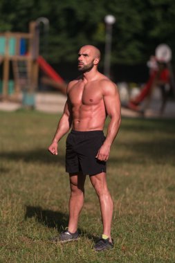 Açık havada poz bir vücut geliştirmeci portresi