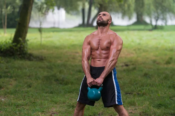 Fitness Kettlebell Swing Ejercicio Ejercicio Hombre Entrenamiento al aire libre —  Fotos de Stock