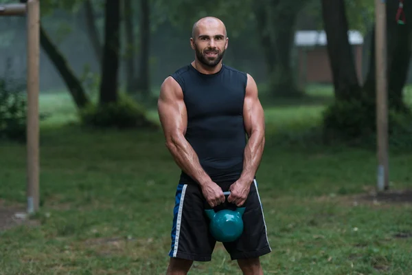 Fitness In de natuur - Kettlebell Workout — Stockfoto