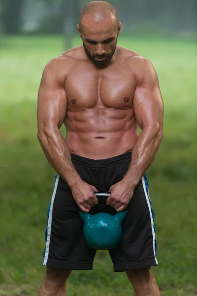 Fitness Kettlebell Schaukel Übung Mann Workout im Freien — Stockfoto