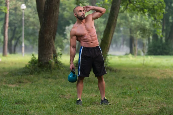 Man tijdens trainen met de Kettlebell — Stockfoto