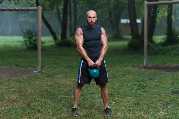 Man tijdens trainen met de Kettlebell — Stockfoto